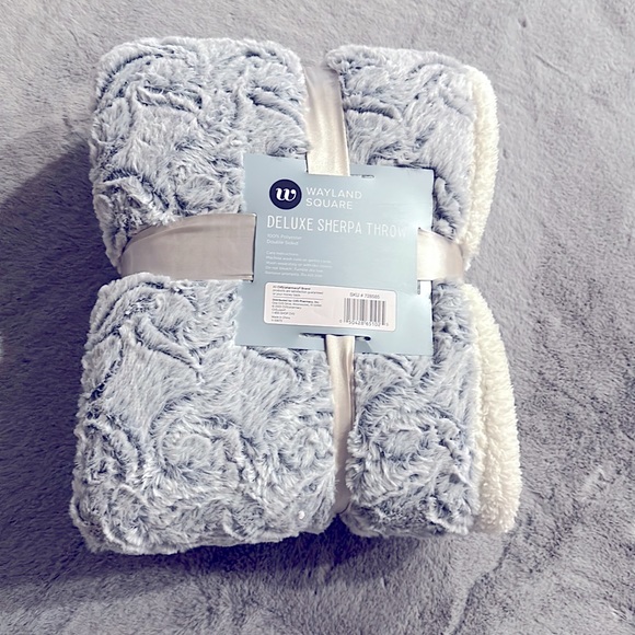 Wayland Square Throw  Faux Fur - Picture 1 of 4